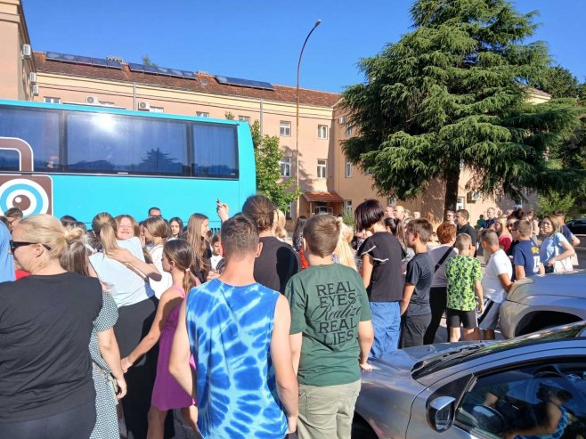 Породице, домаћини из Требиња испратили малишане и вршњаке са КиМ (ВИДЕО)