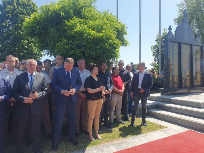 УЖИВО: Дугa Њивa, обиљежавање пробоја коридора (ФОТО) УЖИВО: Дугa Њивa, обиљежавање пробоја коридора (ФОТО)