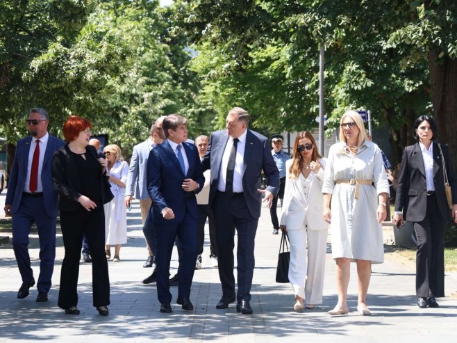 Додик, Благојевић и Цвијановић прошетали Господском улицом (ФОТО)