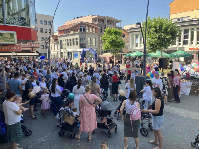 Приједор: Одржана конференција беба у Приједору и улична трка цицибана