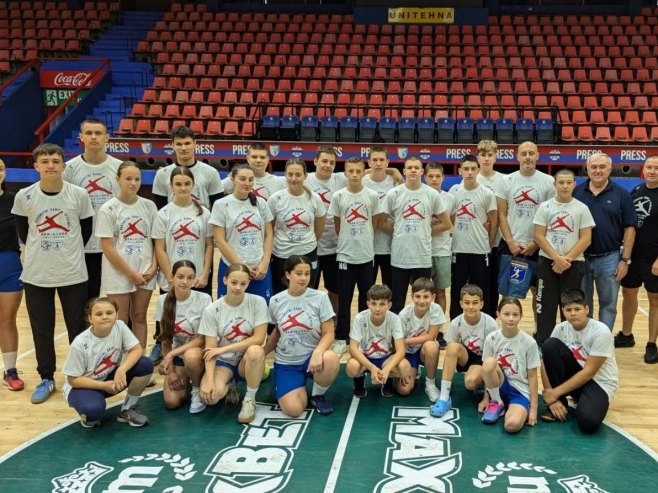 Умичевић посјетио ученике Рукометне академије "Небојша Граховац"