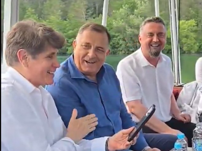 Додик и Благојевић запјевали "Тамо далеко" (ВИДЕО)