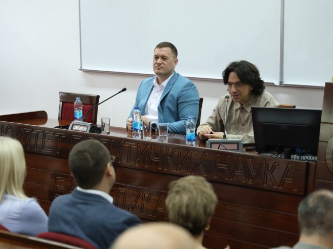 РТРС, 20.55 - Интервју Куртис Јарвин
