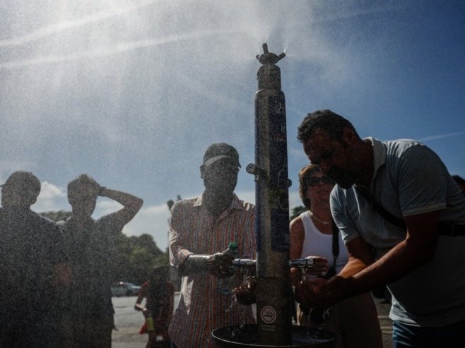 Visoke temperature u Parizu (Foto: EPA-EFE/MOHAMMED BADRA) 