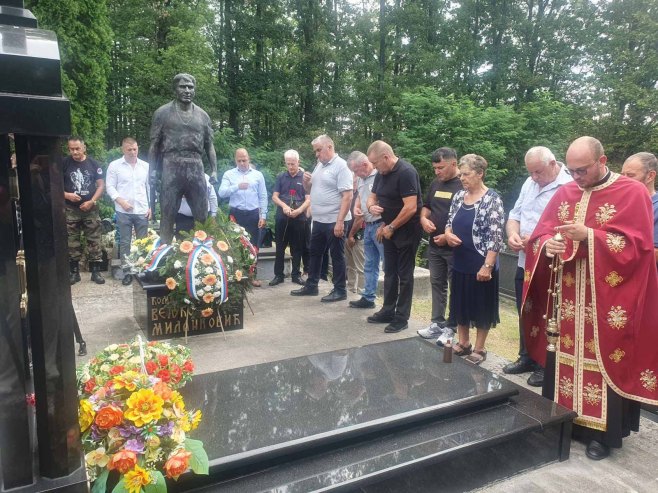 У спомен храму Кнеза Лазара на Вучијаку положени вијенци у знак сјећања на страдале Прњаворчане (ФОТО)