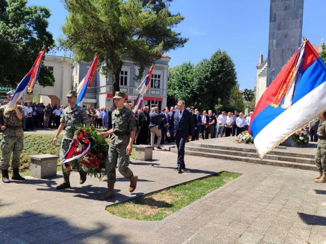 Предсједник Српске положио вијенац на Споменик браниоцима Требиња