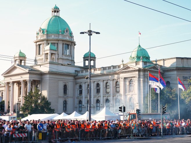 Skup ispred Narodne skupštine Srbije (Foto: TANJUG/VLADIMIR ŠPORČIĆ/bs) 