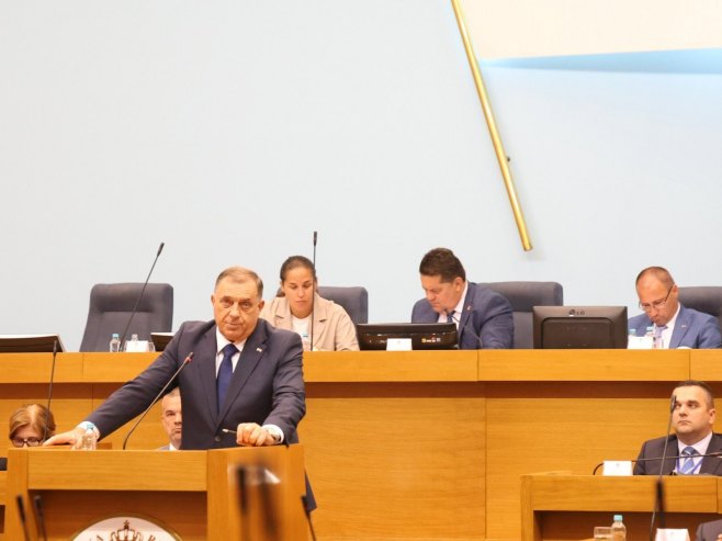Додик директно демантовао Црнатка о слијетању авиона Српске на британски аеродром