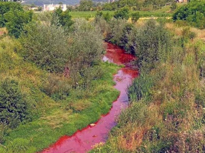 Црвени муљ из "Нове Алумине" доспио у ријеку Сапну Црвени муљ из "Нове Алумине" доспио у ријеку Сапну - Фото: СРНА