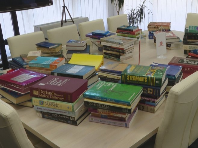 Медицински факултет у Бањалуци добио бесплатно неколико стотина књига из Америке