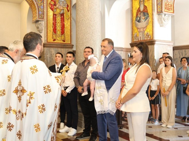 Предсједник Српске кум на крштењу Богдане Средић (ФОТО)