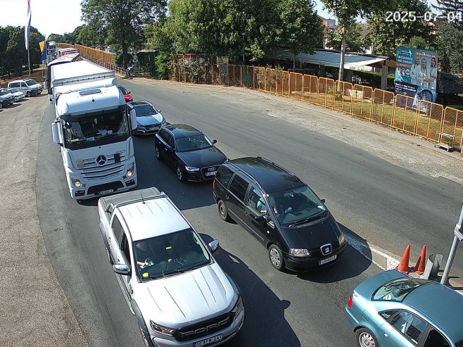 Дуге колоне на улазу у БиХ на прелазима Велика Кладуша, Брод и Градишка