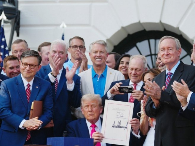 Трамп потписао закон (Фото: EPA/BONNIE CASH) Трамп потписао закон (Фото: EPA/BONNIE CASH) -