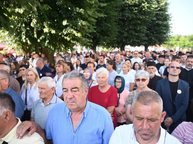 Окупљени у Братунцу поручили - о страдању нашег народа мора се говорити јасно и гласно, како се не би поновило, али ни заборавило (ВИДЕО)