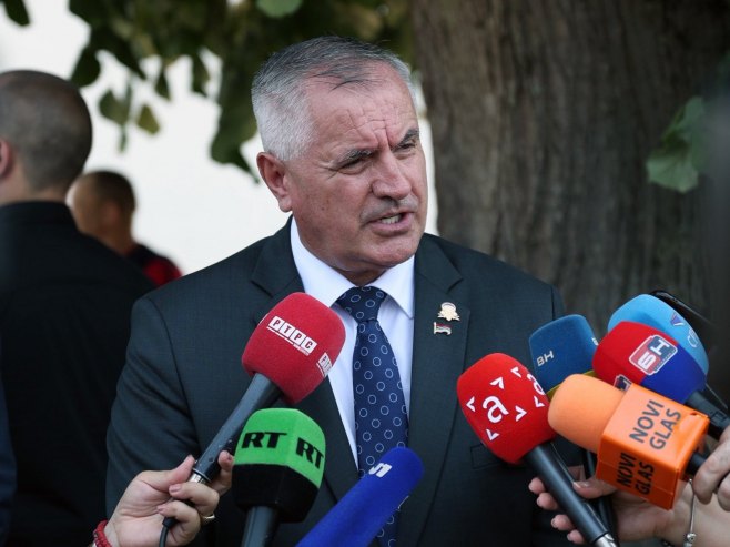 Вишковић: Српски народ не провоцира, али има право да штити своје жртве (ВИДЕО)
