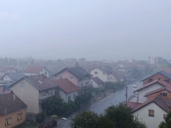 Јака киша у Приједору; Пријетећи облак снимљен код Нове Градишке (ФОТО/ВИДЕО)