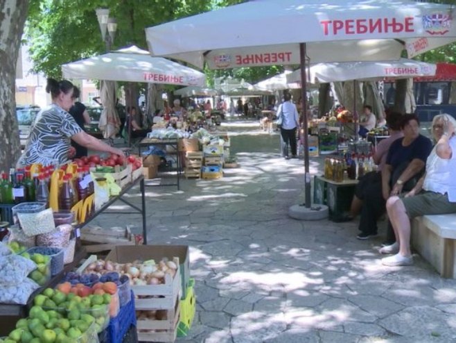 Поскупило воће на требињској пијаци
