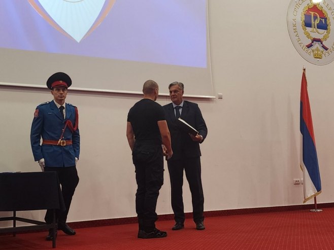 Potpisivanje ugovora sa kadetima (Foto: RTRS)