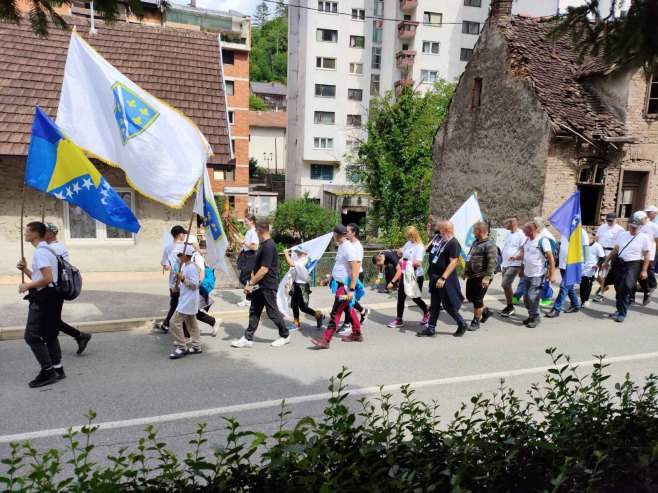 Учесници бошњачког марша дефиловали са ратним заставама под којима су убијани Срби у Подрињу Учесници бошњачког марша дефиловали са ратним заставама под којима су убијани Срби у Подрињу