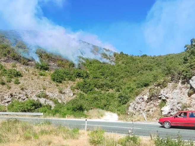 Požar u naselju Mili na putu Trebinje - Bileća