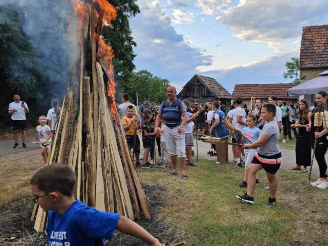 Поводом Петровдана у многим крајевима чувају се традиционални обичаји
