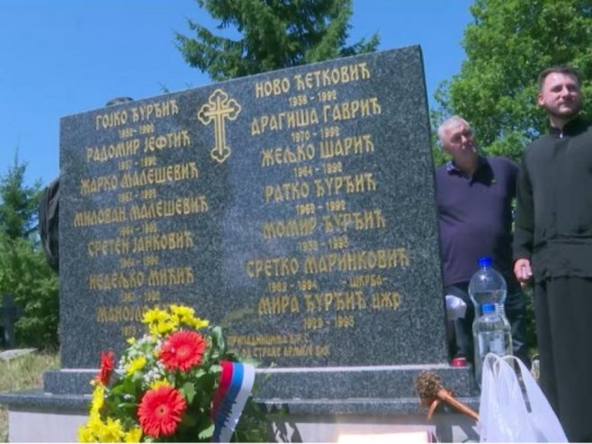 Срби из Илијаша након 30 година подигли спомен-плочу