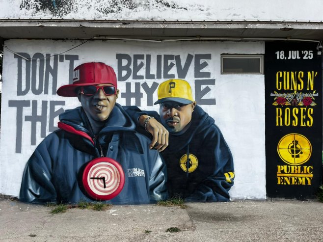 "Public Enemy" непосредно пред "Guns N’ Roses" спектакл добили мурал у срцу Душановца