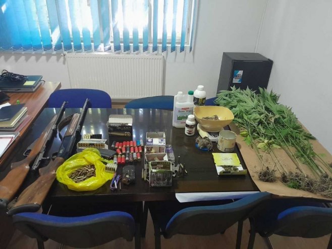 Хапшење након што су пронађени канабис и оружје