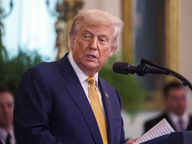 Трамп најавио да ће писмом обавијестити 150 мањих земаља о увођењу царинских стопа