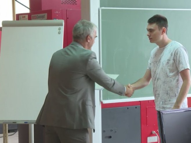 На Машинском факултету додијељени цертификати за ЦНЦ програмере На Машинском факултету додијељени цертификати за ЦНЦ програмере - Фото: РТРС