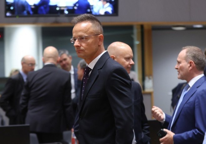 Петер Сијарто (фото: EPA/OLIVIER HOSLET) Петер Сијарто (фото: EPA/OLIVIER HOSLET) -