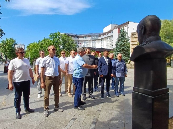 Делегација Татарстана положила вијенце на споменик палим борцима - Фото: РТРС