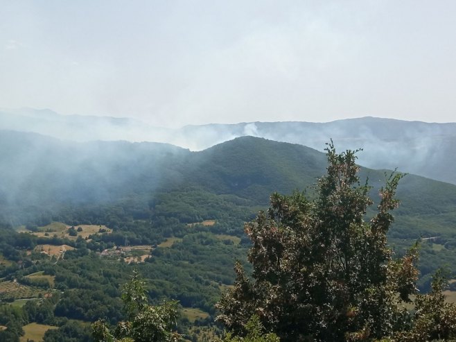 Хрватска шаље канадер да гаси пожар у Прозор-Рами; Упозорење за купаче и возаче (ФОТО)