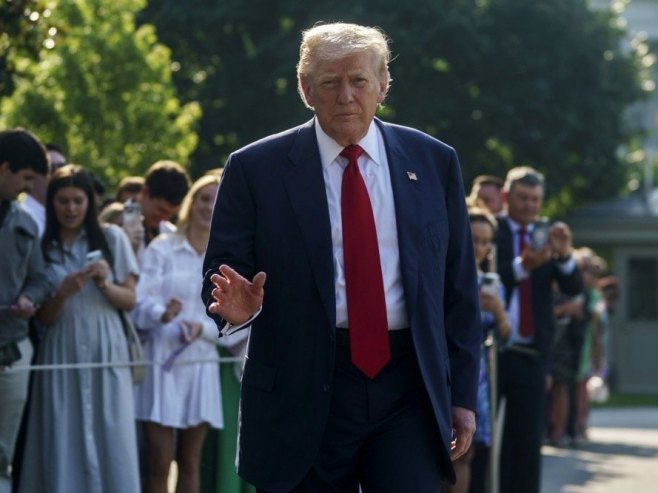 Трамп стигао у Шкотску, на аеродрому у Прествику дочекало га око 200 присталица