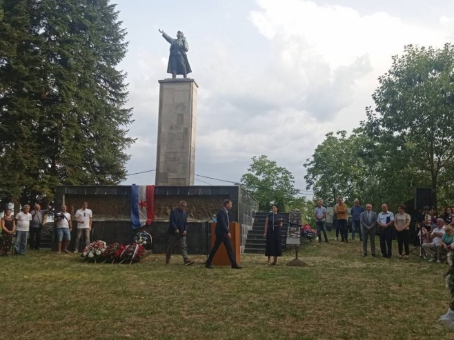 У Доњој Трнови код Угљевика положено цвијеће на Спомен обиљежју