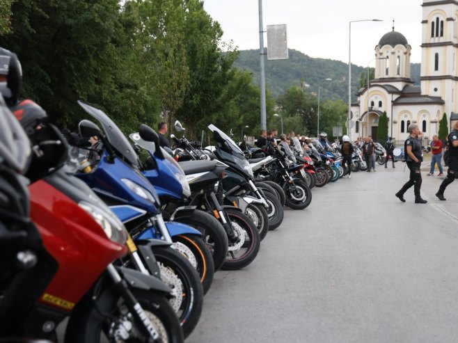 Бањалука: Моторијада на Кастелу окупила велики број заљубљеника у  у брзину и мирис бензина (ФОТО)