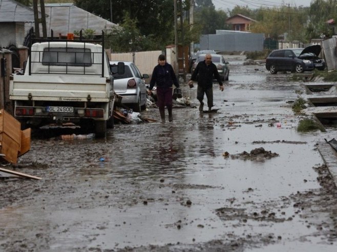 Поплаве какве Румунија не памти: Једна особа погинула, стотине људи евакуисано (ФОТО/ВИДЕО)