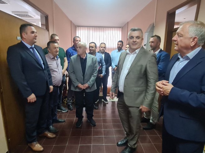 Теслић: Скупштина без кворума и са закључаним вратима сале
