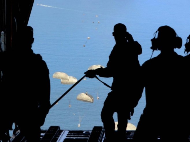 Достава хуманитарне помоћи, Газа (фото: EPA/MOHAMED ALI) Достава хуманитарне помоћи, Газа (фото: EPA/MOHAMED ALI) -