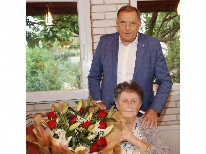 Додик стигао и мајци на рођендан (ВИДЕО)