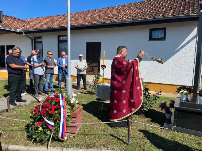 Положено цвијеће на споменику погинулим Далматинцима (ФОТО)