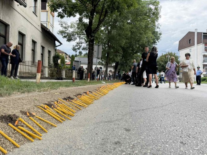 Нови Град: У дужини од 30 метара запаљене свијеће које симболизују 30 година од "Олује"