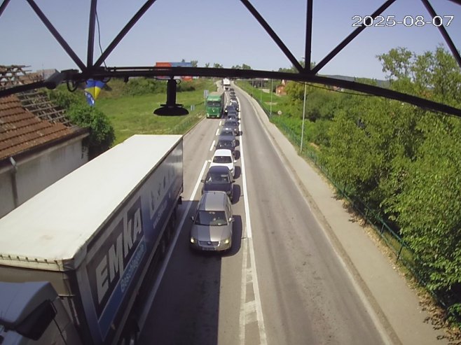 Дуге колоне на граничним прелазима према Хрватској и Црној Гори