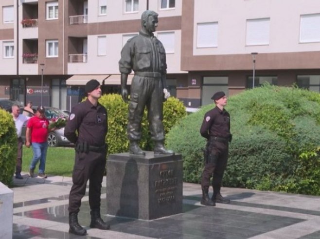Споменик Срђану Кнежевићу Споменик Срђану Кнежевићу - Фото: РТРС