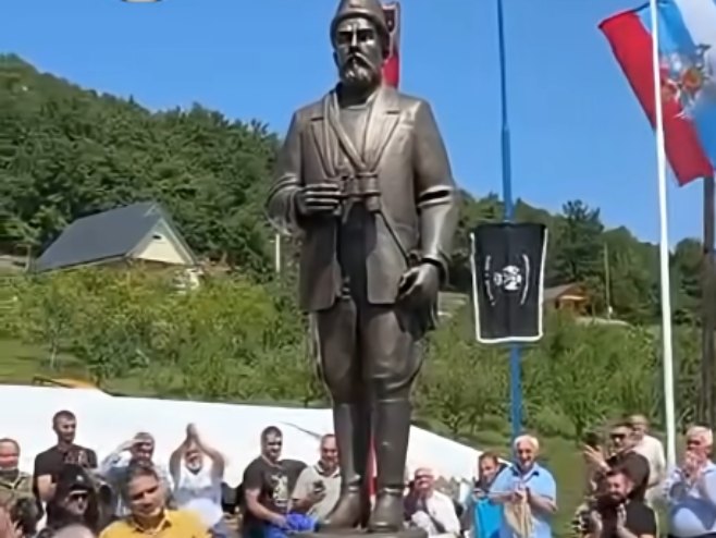 Мјештани пренијели споменик Павлу Ђуришићу у цркву