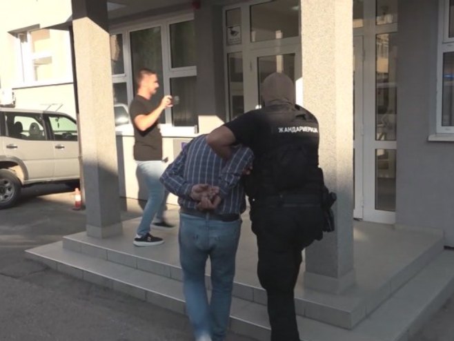 Осумњичени за двоструко убиство у Шамцу предат Тужилаштву (ВИДЕО)