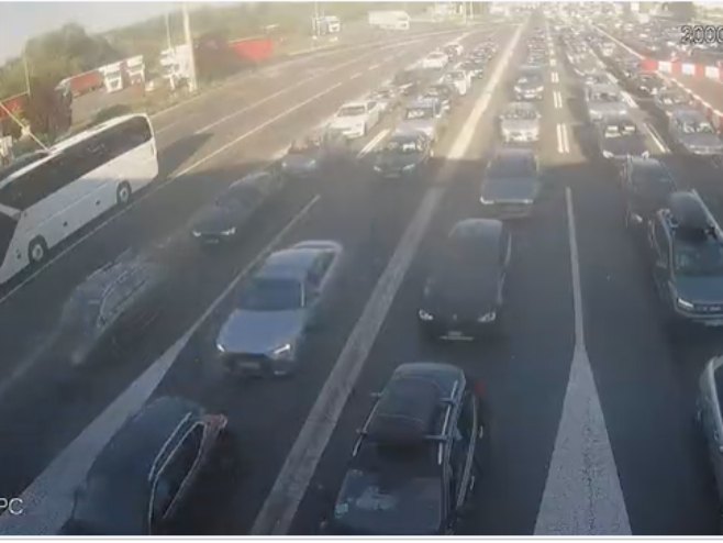 Путничка моторна возила на Батровцима чекају три сата, на Хоргошу 90 минута