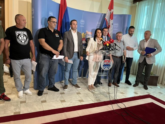 Конференција за новинаре спомен обиљежје Конференција за новинаре спомен обиљежје - Фото: РТРС