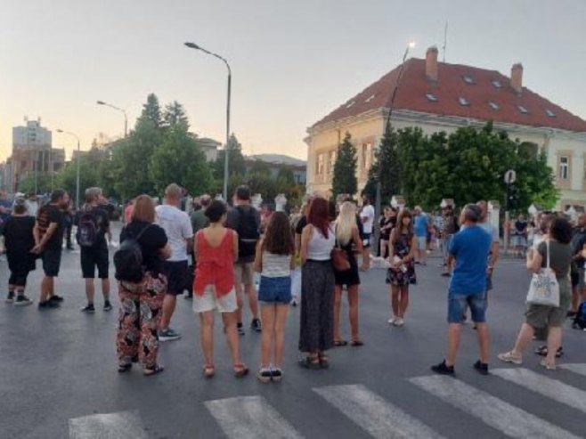 У Београду и Новом Саду протести студената у блокади, дијела опозиције и тзв. зборова; Демолиране просторије СНС-а (ВИДЕО)