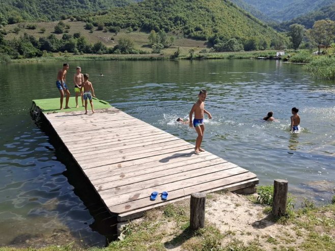 На језеру Ђол организована Љетна школа пливања  (ФОТО)